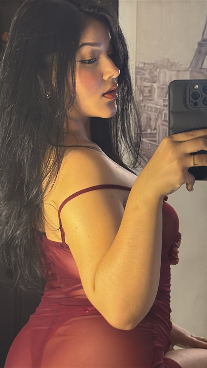 EMMA_BLOSSO's tweet photo. Do I look beautiful in red, right? ❤️‍🔥😍#LatinaModel #RedHot #SexyLook #Fashion https://t.co/QfYKOIKpt4