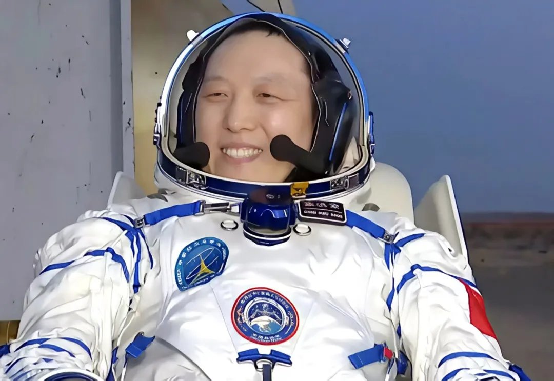 PDChinese's tweet photo. 【神舟二十一號載人飛行任務取得圓滿成功】5月29日，神舟二十二號載人飛船返回艙在東風着陸場着陸。經現場醫監醫保人員確認，神舟二十一號航天員張陸、武飛、張洪章身體狀態良好，神舟二十一號載人飛行任務取得圓滿成功。 https://t.co/Vr4mzfoeIO