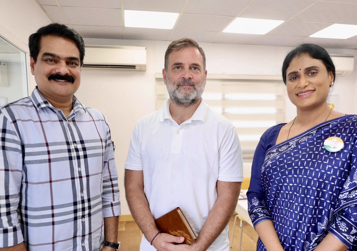 realyssharmila's tweet photo. Meaningful discussions in New Delhi today with Shri Mallikarjun Kharge ji and Shri Rahul Gandhi ji, along with Anil Kumar.
@kharge @RahulGandhi @INCIndia @INC_Andhra @manickamtagore https://t.co/3vp0htX3nj