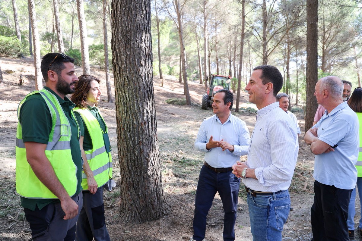 Ll_Galmes's tweet photo. Protegir la serra de Tramuntana és protegir el nostre patrimoni, el nostre paisatge i el futur de Mallorca.

Posam en marxa a cala Murta un pla estratègic de neteja forestal per reduir el risc d’incendis a la Serra, amb una inversió de 1,8 milions d’euros procedents de l’ITS.

Actuarem fins al 2027 a 18 municipis i més de 140 hectàrees, prioritzant les zones amb més risc de foc. Feim feina amb més recursos que mai per preservar un dels entorns naturals més valuosos de la nostra illa.