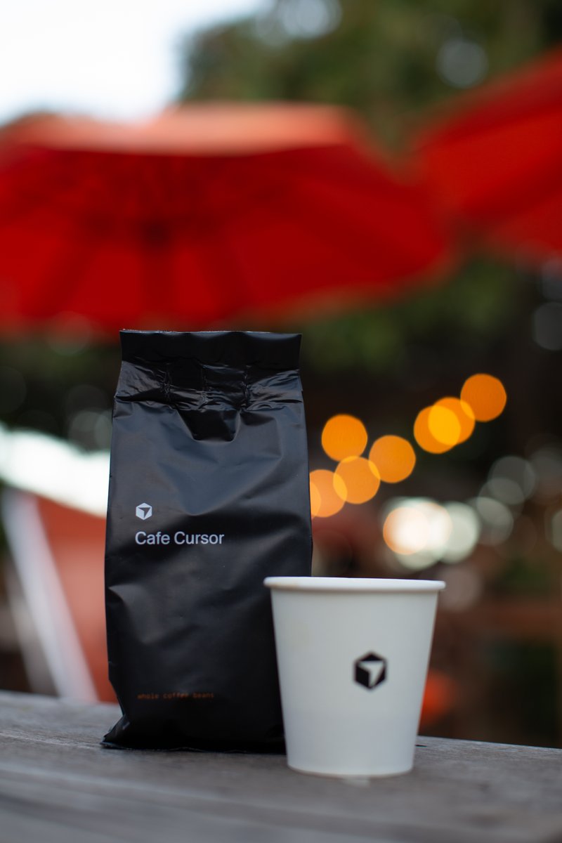 cristianmock's tweet photo. Cursor Cafe Floripa #2 was a wrap! ☕️🚀

50 local devs gathered for 5 hours of deep work, networking, and AI coding. The ecosystem here is buzzing!

Big thanks to @BenLang, @ftnabeelah , @aferrari  and @Founder_Haus (their Starlink kept us flying! ⚡️).

Next one soon! 🇧🇷 https://t.co/4RFRFAPN1p