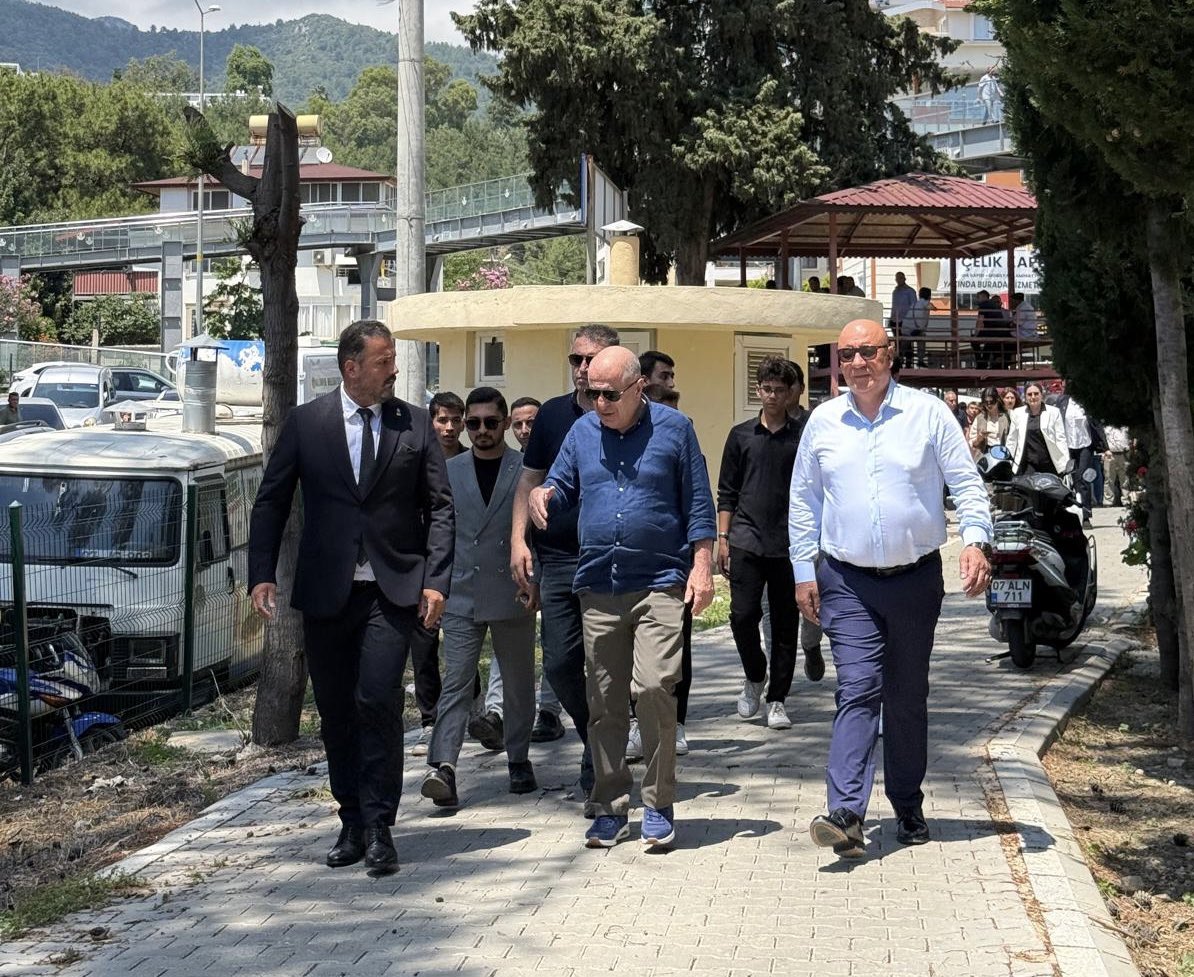 ErtuganMusa's tweet photo. Genel Başkanımız Ümit Özdağ ile birlikte, Genel Başkan Yardımcımız Zekeriya Mete ve Alanya İlçe Başkanımız Fikret Türkoğlu ile beraber, merhum Alper Arıkan’ın kabrini ziyaret ederek dualarımızı ettik.

Daha sonra kıymetli ailesine taziye ziyaretinde bulunarak babası değerli ağabeyim Hayri Arıkan ve kardeşi Çağrı Arıkan’a başsağlığı dileklerimizi ilettik.

Merhum Alper Arıkan’ı rahmet ve minnetle anıyor; ailesine, yakınlarına ve sevenlerine sabır diliyoruz. 
Mekânı cennet olsun. 🤲🇹🇷

@umitozdag 
@zaferpartisi