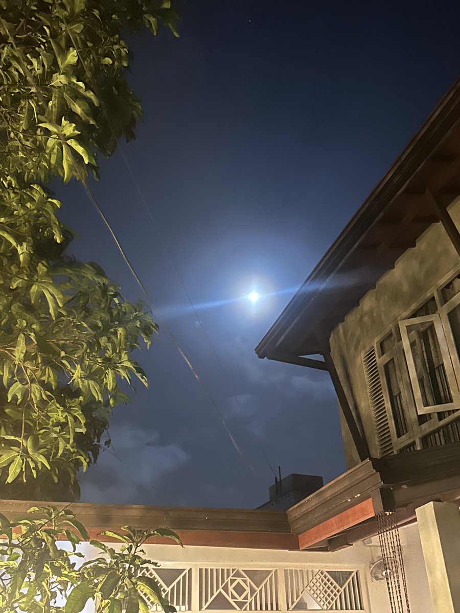 Thush's tweet photo. #vesak #moon https://t.co/4MNtarbxLB