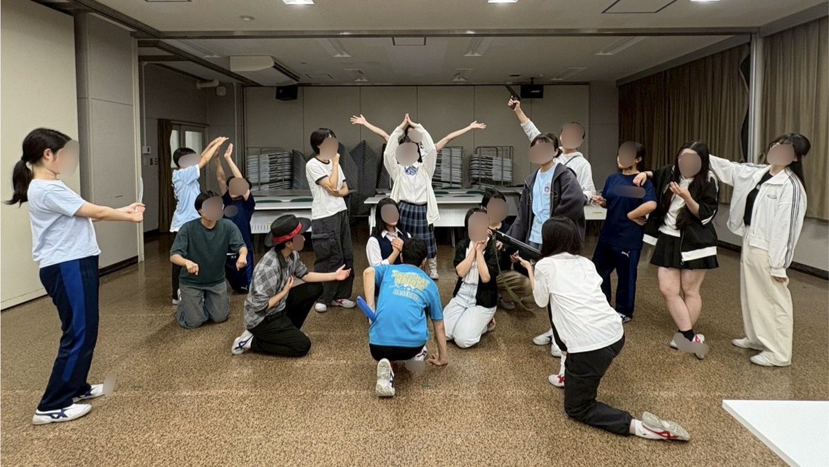 takegeki's tweet photo. 今日は79期の送別会でした！みんなでお菓子を食べたり、79th王をしたり、エチュード、わたしは竹ですをやったり、、、沢山騒いで遊びました🤟💞今日で7980の部活は本当に最後、後輩達は寂しさと先輩への感謝でいっぱいです😭本当に今までありがとうございました！ https://t.co/YiTfkkfbrO