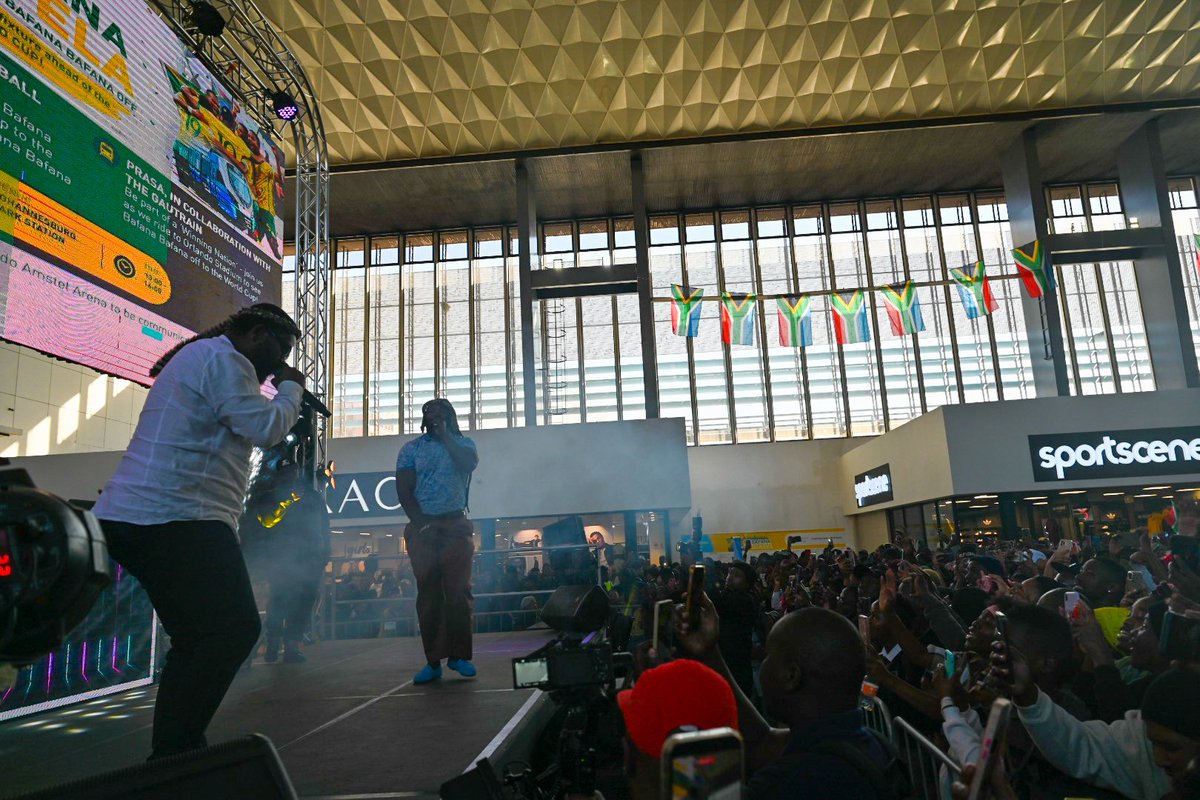 PRASA_Group's tweet photo. Best duo in the game 🔥

Big Zulu &amp; Sjava shut Park Station down with an unforgettable performance 🎶🚉
Park Station is absolutely LIT tonight! 🇿🇦🔥

#IsitimelaSabantu #ReBafanaKaofela #PRASA https://t.co/RINRciTwf3