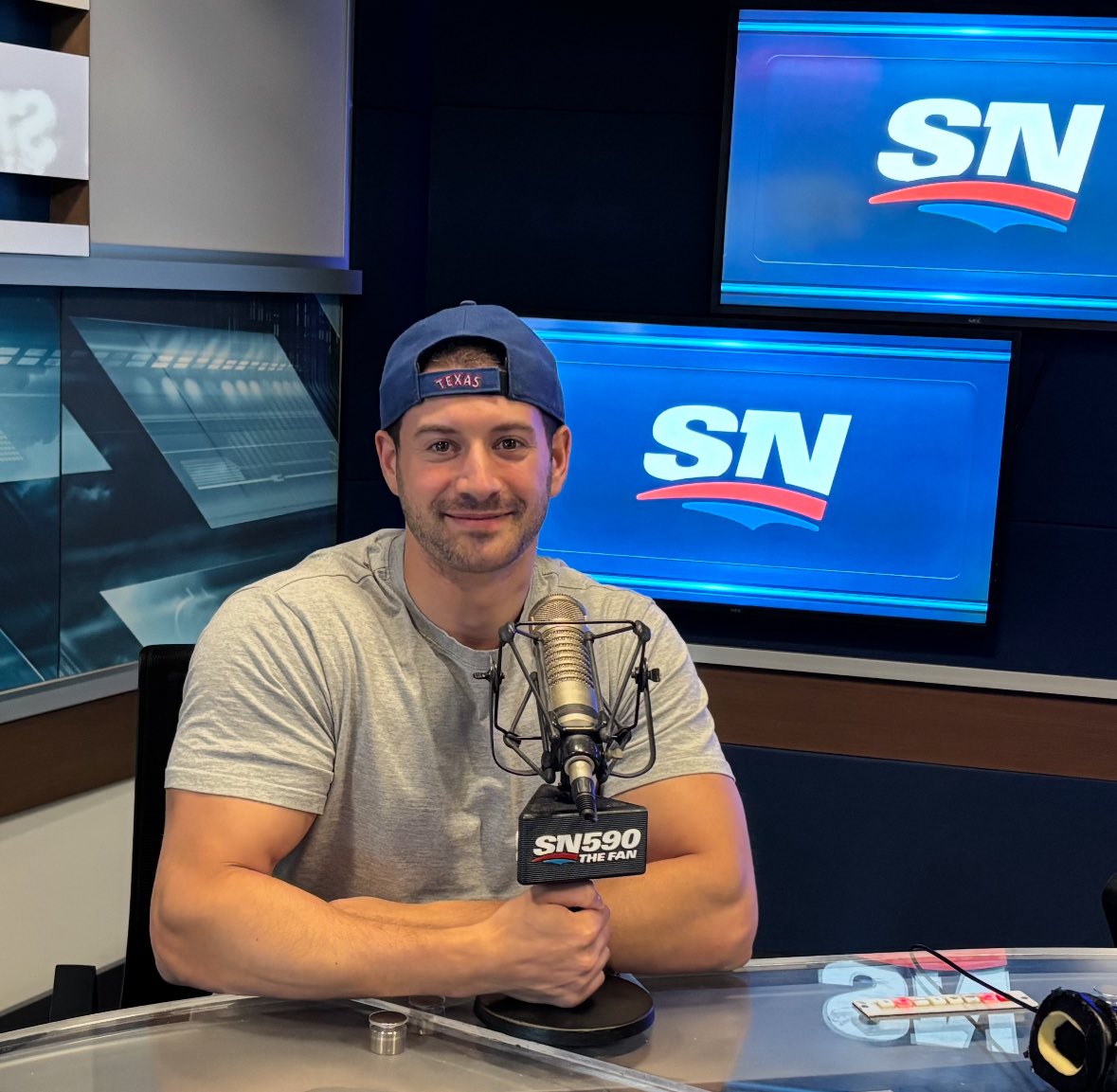 ZackBodenstein's tweet photo. Grateful to announce that I’ve received the Edward R. Murrow Award 🏆presented by the #RTDNA for best radio sportscast in Canada 🇨🇦 for my coverage of Game 3 of the 2025 World Series on 680 NewsRadio Toronto. #BlueJays50 #Dodgers #MLB #award #broadcasting https://t.co/a997x784VN