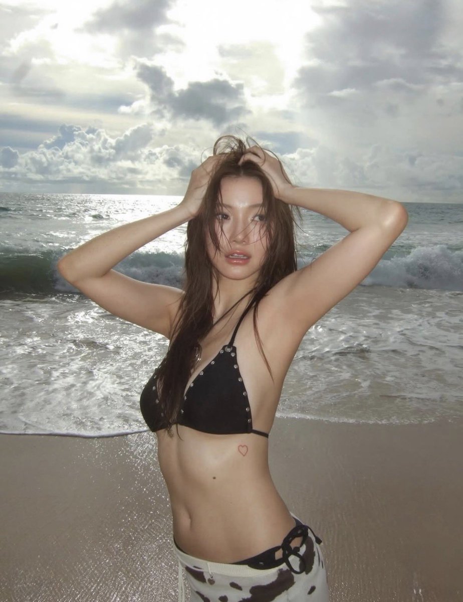 LLSWGBN's tweet photo. i would trade souls for hot summer jingjing pc https://t.co/e8WpAgqHRT