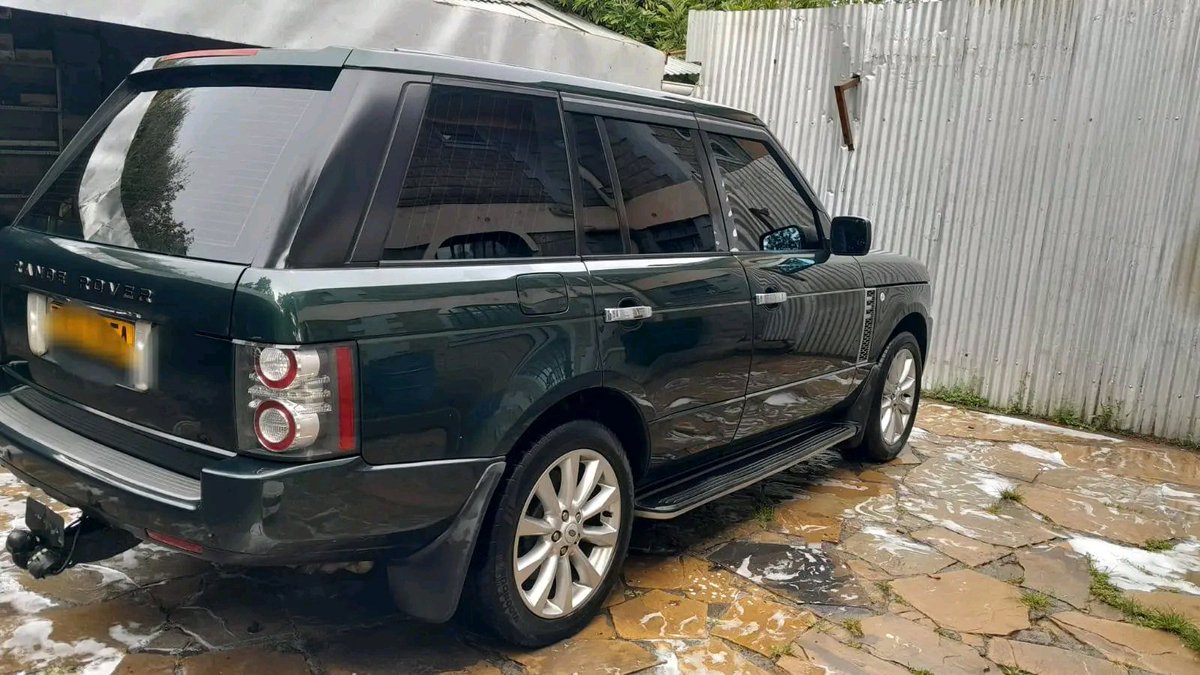 DerrickUdu55582's tweet photo. Range rover vogue 
Automatic 
4400cc diesel 
3,800,000ksh
0799561061 https://t.co/I0fBOTmGoK