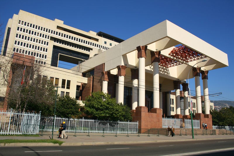 gerdstz's tweet photo. Una cosa buena de que no se haya concretado el traslado de Viedma es que nos evitamos tener una capital fea. Los edificios públicos de mediados de los 80-principios de los 90 en el mundo son feitos. https://t.co/PSfy583uRO