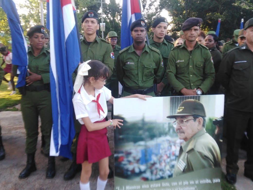 JLGuia's tweet photo. Una representación del pueblo artemiseño  en  Mausoleo de los Mártires  para reafirmar  que la dignidad del Gral de Ejército Raúl Castro Ruz nunca será mancillada por el imperio. 
#RaúlEsRaúl 
#LaPatriaSeDefiende 
#ArtemisaJuntosSomosMás @JLGuia https://t.co/XDmvAoYx6R