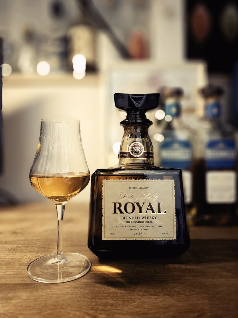 swp007nk39's tweet photo. お初です🥃

サントリーウイスキー
ローヤル

SUNTORY WHISKY
ROYAL
BLENDED WHISKY

おぉぉ美味しいぃぃぃ
なんだか高級な味がしますww🤩
ゴージャスナイト良い夜です✨

お疲れ様でした！！！
Have a wonderful Friday night☆ https://t.co/ktHIlw2LJv