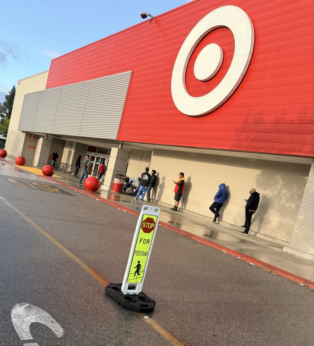LookAtDissRip's tweet photo. Line of 10ish at Target 🎯 off Bristol. @PokeNabu @squirtletcgoc2 @Potranc56836456 https://t.co/2OzyQnNFti