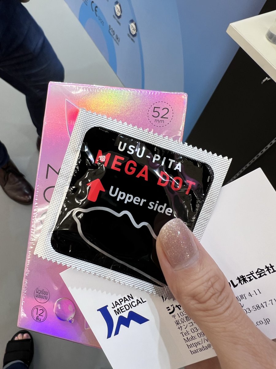 mutoayaka12's tweet photo. 今日は赤いドレスで色々なブースを回りました😊
このドレスも自分で選んで私がミシンでサイズ調整したの👍
どうかな？？

 #EDENJAPAN では
ほんとに質感や実用性があるグッズばかり

プレゼントも沢山頂いたので🎁後日レポします♡

 #adultexpo2026
 #Tokyoexpo https://t.co/QZx5KIUIIU