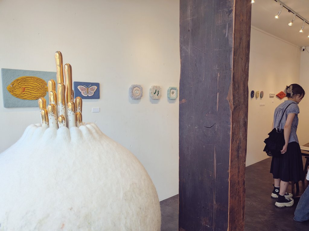 FLEW_GALLERY's tweet photo. 都澤円展　

「わすれられない たいせつな しあわせ」

やわらかでポップな色合いのフェルトや織りに、小石やシーグラスなどの硬質な素材を組み合わせて。

絵本の一場面のようなモチーフが楽しくたちあがっていきます。

■2026.05.29(Fri)-2026.06.03(Wed)
12-18時（最終日は15時まで）

#染織 https://t.co/zo5738so8O