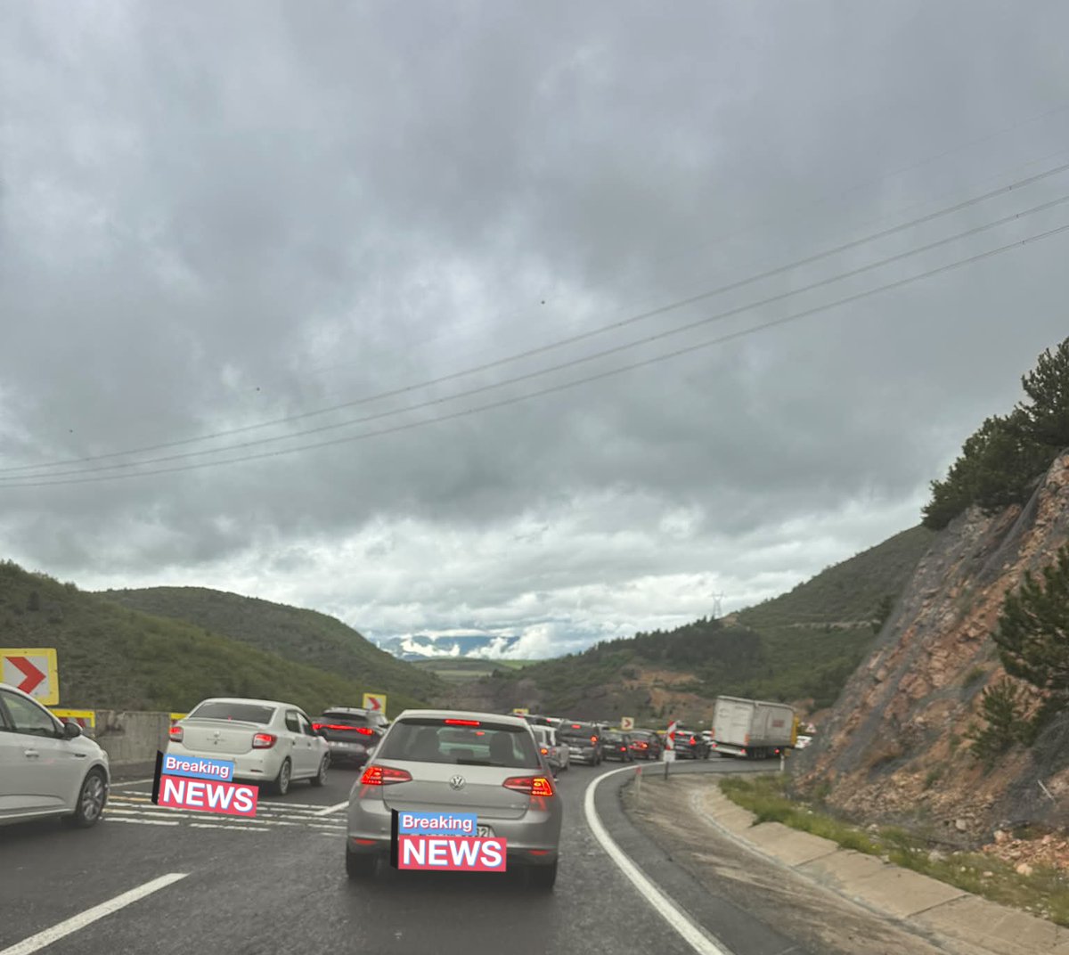 vcolak1's tweet photo. 🚨 YOL DURUMU: Karabük sınırı itibariyle Kurban Bayramı dönüşü yoğunluğu başladı.
Samsun-İstanbul yönü Karabük sınırı trafik dur-kalk ilerliyor. Uzun yol yapacaklar dikkatli olsun, sabırlı sürüşler. 🚗🛑
#Gerede #Trafik #YolDurumu
@trafik_YOLDA #BayramTrafiği https://t.co/SvA6Z9ACuR