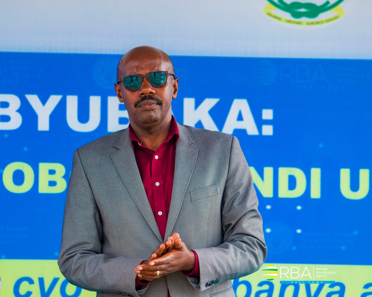 Radiorwanda_RBA's tweet photo. Muri #DusangireIjambo turi kumwe na Minisitiri w'Uburinganire n'Iterambere ry'Umuryango (MIGEPROF), Uwimana Consolée; Umuyobozi w'Akarere ka Gatsibo, Gasana Richard; Umunyamabanga Mukuru Wungirije w'Urwego rw'Igihugu rw'Ubugenzacyaha (RIB), Kamarampaka Consolée n'Umuyobozi w'Urwego rw'Ubugenzacyaha mu Ntara y'Iburasirazuba, Rutaro Herbert. 

Abaturage bo muri aka gace baratanga ibitekerezo n'ibyifuzo byabo ndetse babashe no kubaza ibibazo bafite ku ngingo zitandukanye. #RBAHafiYawe #RBAAmakuru