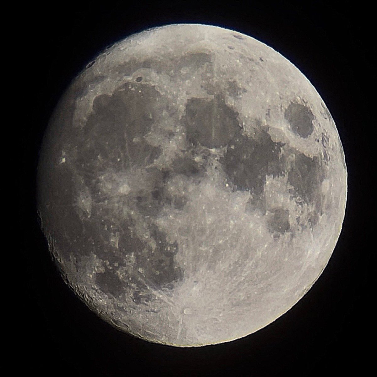 saijyaku_yowako's tweet photo. 今宵の月
#MOON #月齢12 #中潮 #PalPANDA #iPhone14plus https://t.co/rni8hmJJc0