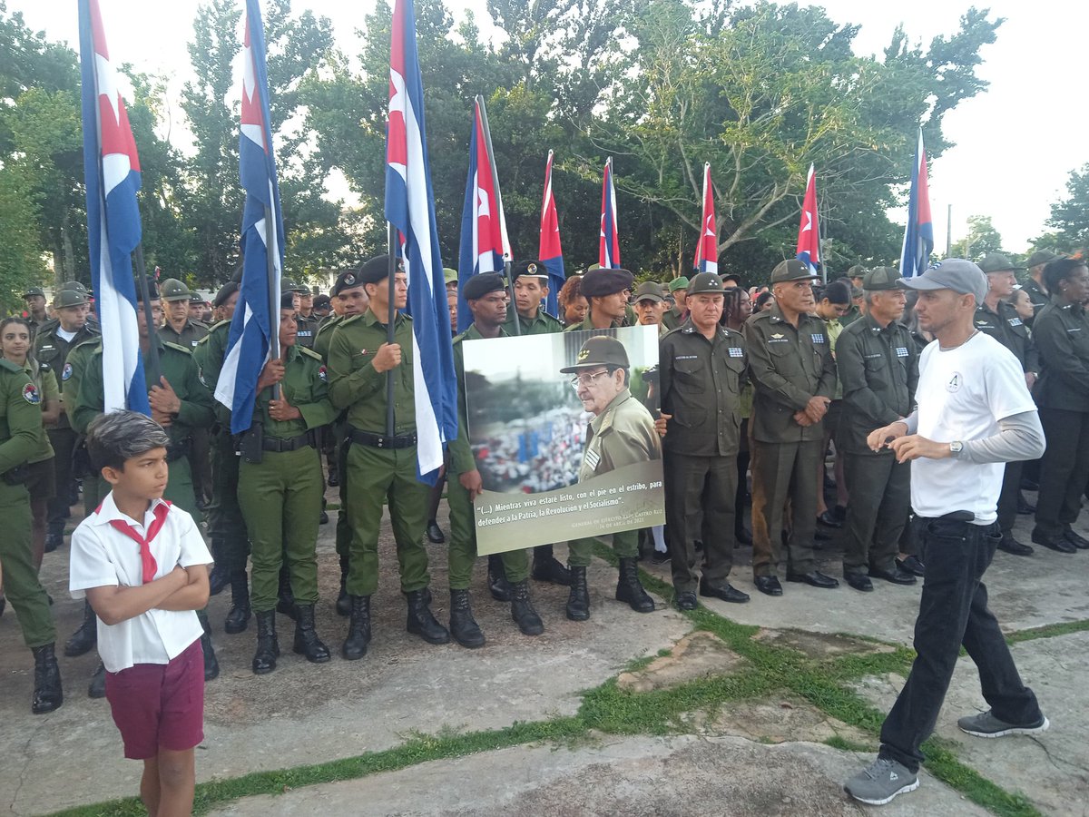 JLGuia's tweet photo. Una representación del pueblo artemiseño  en  Mausoleo de los Mártires  para reafirmar  que la dignidad del Gral de Ejército Raúl Castro Ruz nunca será mancillada por el imperio. 
#RaúlEsRaúl 
#LaPatriaSeDefiende 
#ArtemisaJuntosSomosMás @JLGuia https://t.co/XDmvAoYx6R