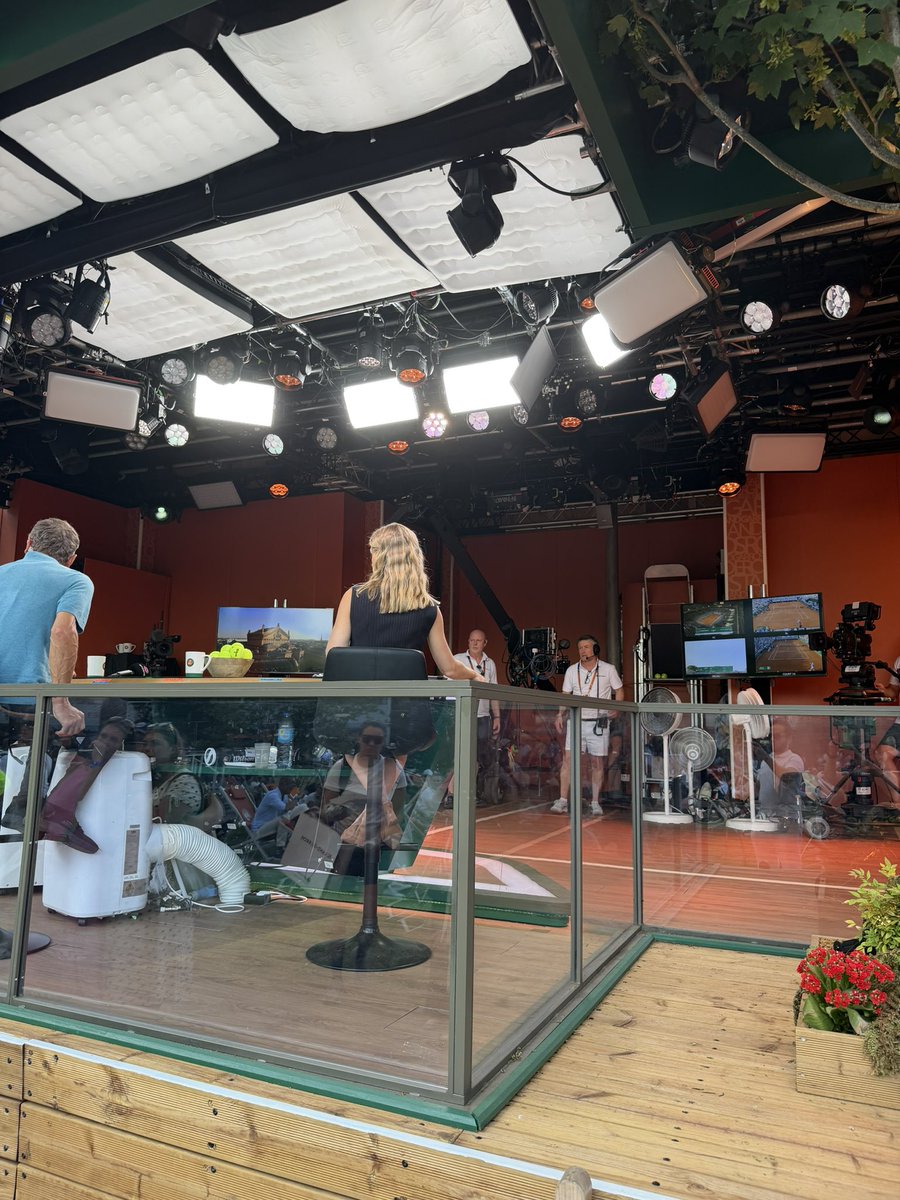 eleditor's tweet photo. #rolandgarros TV studio https://t.co/fNVbNJR0Y6