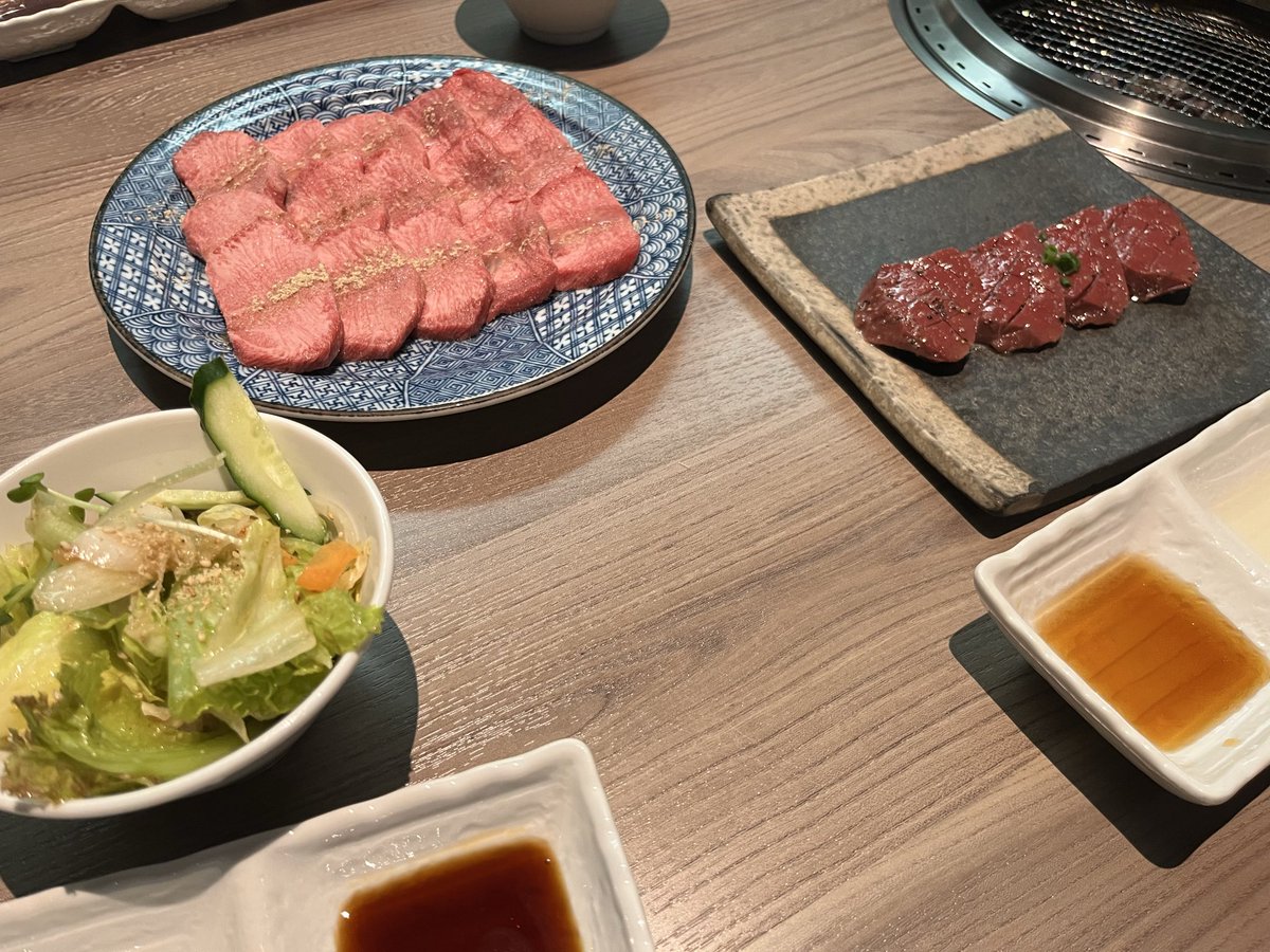 55n2Ae's tweet photo. 久しぶりにパチ屋に行った
しかし5000円負けてホールをフラフラ歩いていたら知人が打っているのを発見したので声をかけたら

「今日もう12万負けてる」と言ってきたので高級焼肉を奢ってもらった

ありがとう https://t.co/nJtw4Q9mG5