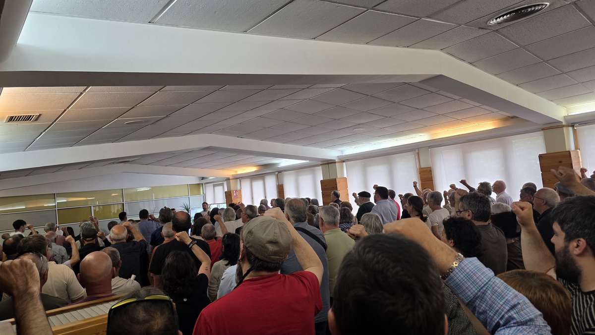 quintelano's tweet photo. Depois do colapso na homenagem, está claro que o camarada Antolín Alcántara marcou muitas geraçons de militantes. Umhas adolescentes conhecemos a central sindical de Vigo por primeira vez com a sua guia. Pola memória e o amor das que dérom a vida por transformar a realidade 🚩 https://t.co/ROhxDbTnBV