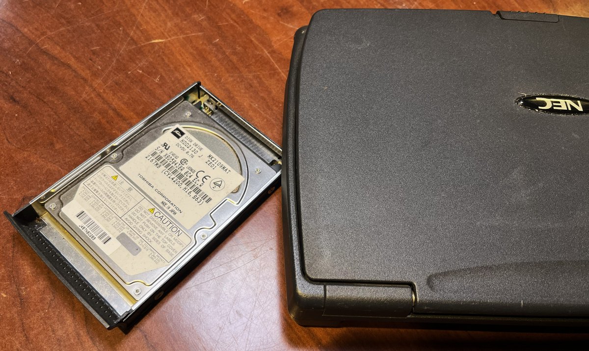 RetroFox8Bit's tweet photo. I did have to test it immediately back home, it's a 200mhz MMX CPU, 32mb of RAM,and 2gb HDD. Plugged in my multi-adapter and it booted right up to Win98! LCD is not great - passive matrix. HDD pops out easily, RAM under a hatch, fun little PC for the price! :) https://t.co/m9JjZZ0Uzv