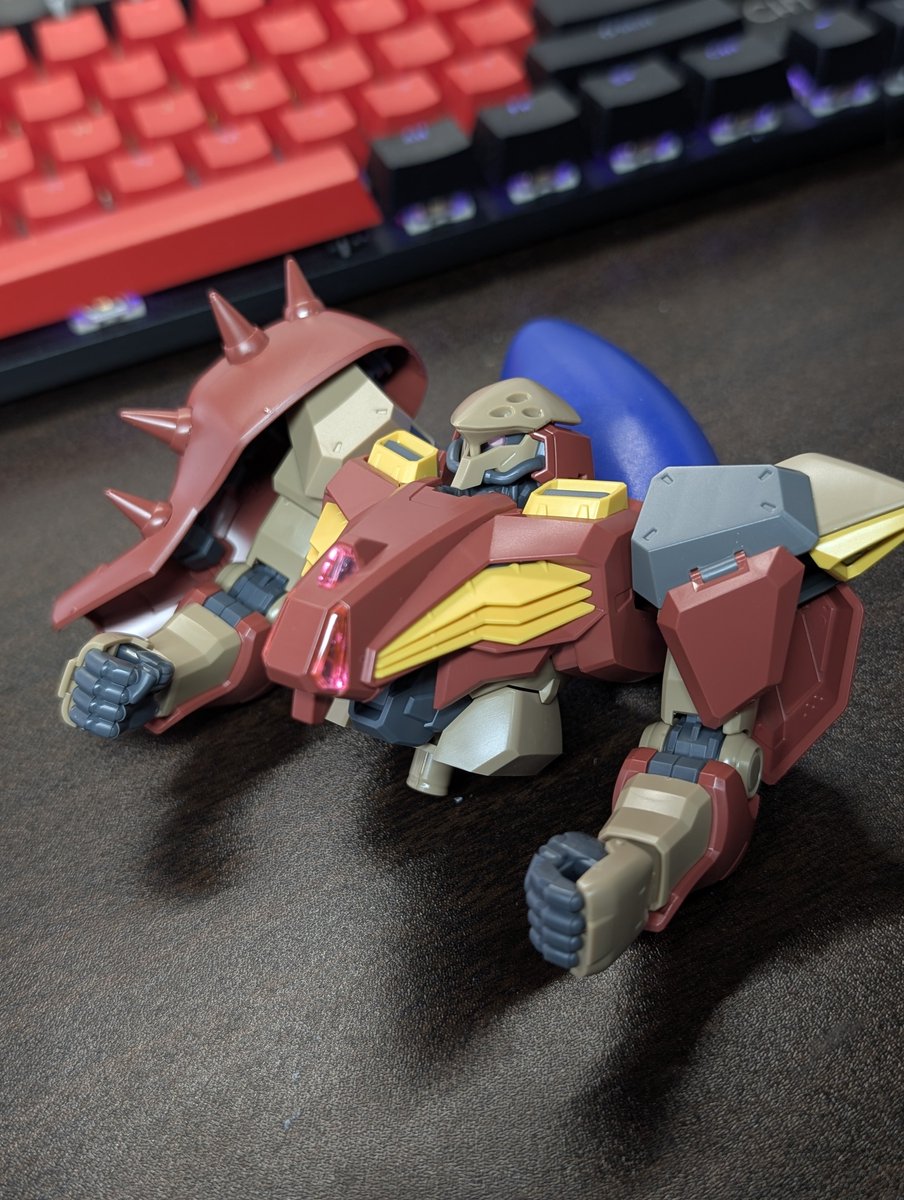 やっとこさ上半身できた。わりとデカい