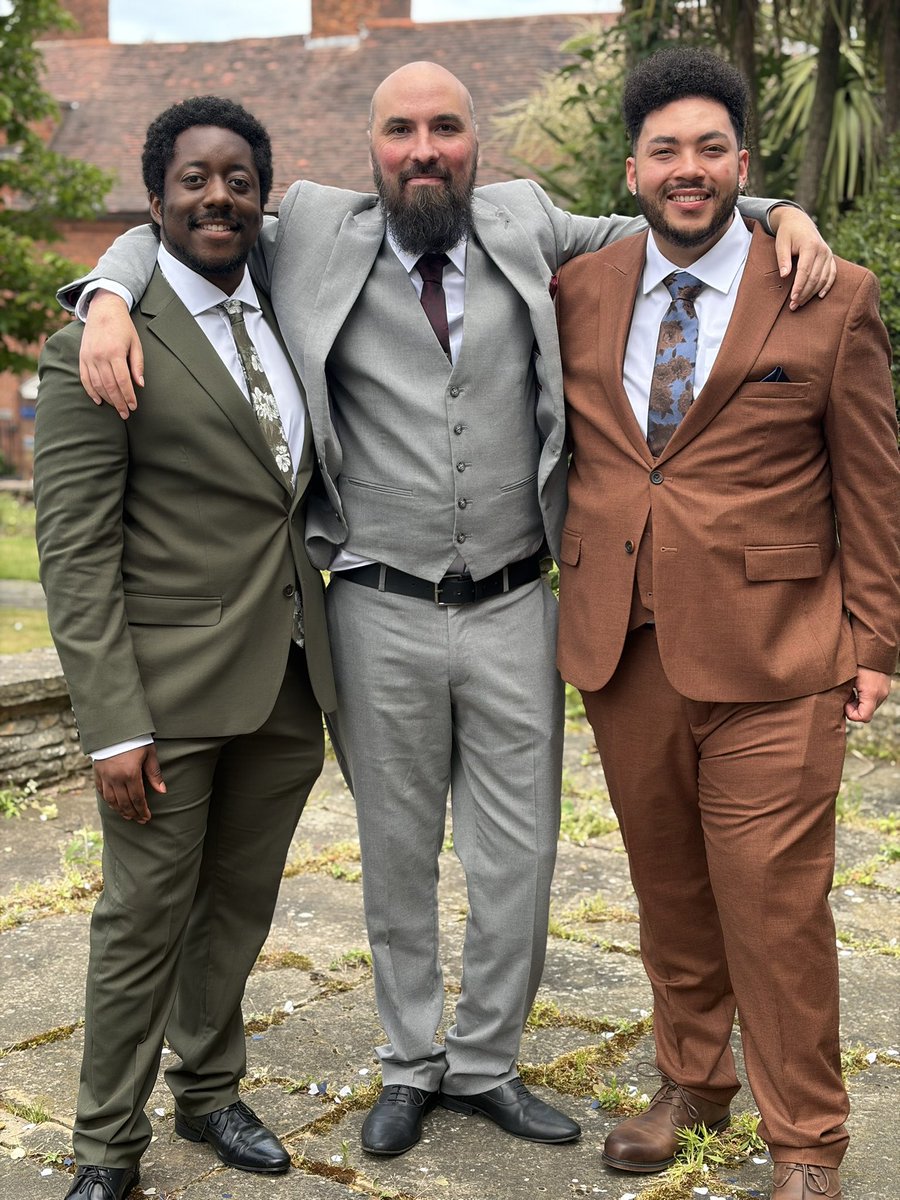 blake2108's tweet photo. At a wedding and I look so fit https://t.co/GqkRdk9cIX