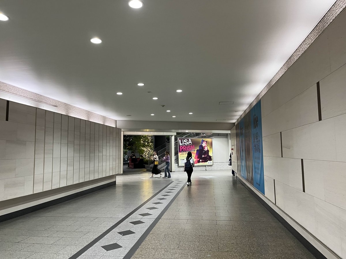 M1Gsb's tweet photo. 阪急梅田駅（大阪）の18TRIP2周年広告展示、今日の19時頃に破かれてたっていう目撃報告あったの知らなくて見に行ったら何も無かったので見に行く予定のある人はご注意ください😭😭 何もお知らせの紙とかも無くてぐるぐる彷徨う事になったので… https://t.co/JoNImudTxU