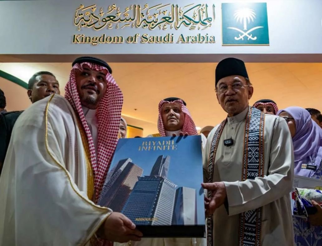 حضر سفير خادم الحرمين الشريفين لدى ماليزيا سعادة الأستاذ / أسامة بن داخل الأحمدي اليوم افتتاح معرض كوالالمبور الدولي للكتاب 2026 الذي افتتحه رئيس الوزراء الماليزي داتوء سري أنور بن إبراهيم .
