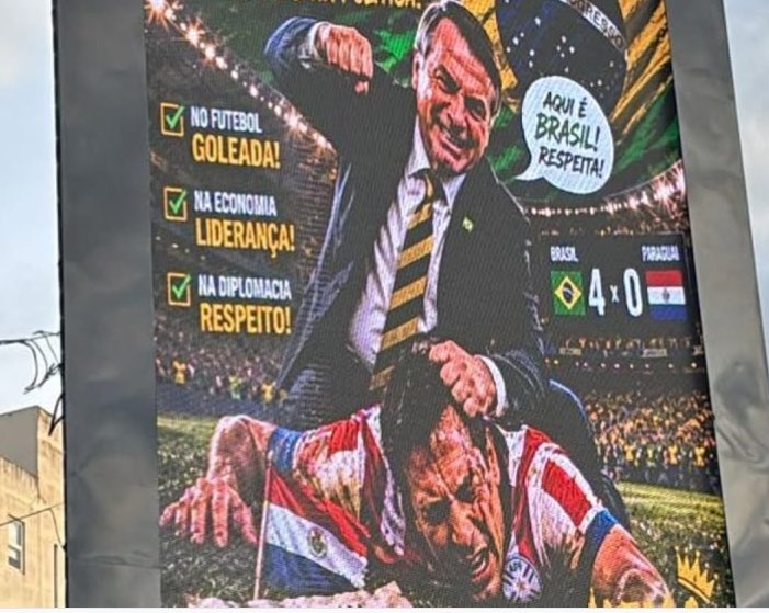 SantiRavidlasPy's tweet photo. 🇵🇾😳 En Ciudad del Este aparecieron estos carteles pro - Brasil 🇧🇷 que muestra a Bolsonaro agarrando del cabello del capitán de la #Albirroja Gustavo Gómez con la frase: “AQUÍ É BRASIL, RESPEITA”. https://t.co/kQ9iHyWkBE