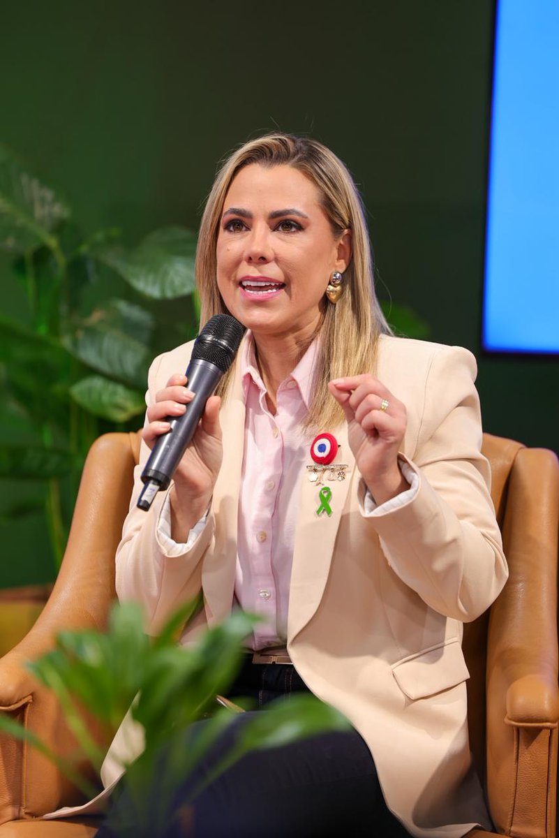 ElRolfi_Py's tweet photo. [AHORA]
La senadora @lizarellapy, presidenta de la Comisión de Familia, Niñez, Adolescencia y Juventud, conduce el podcast "Todo sobre Familia" 

Tema: Todos somos responsables 2026
Invitada: Verónica Arguello, viceministra de la Niñez @MINNAParaguay https://t.co/Tu8nd3JTcP