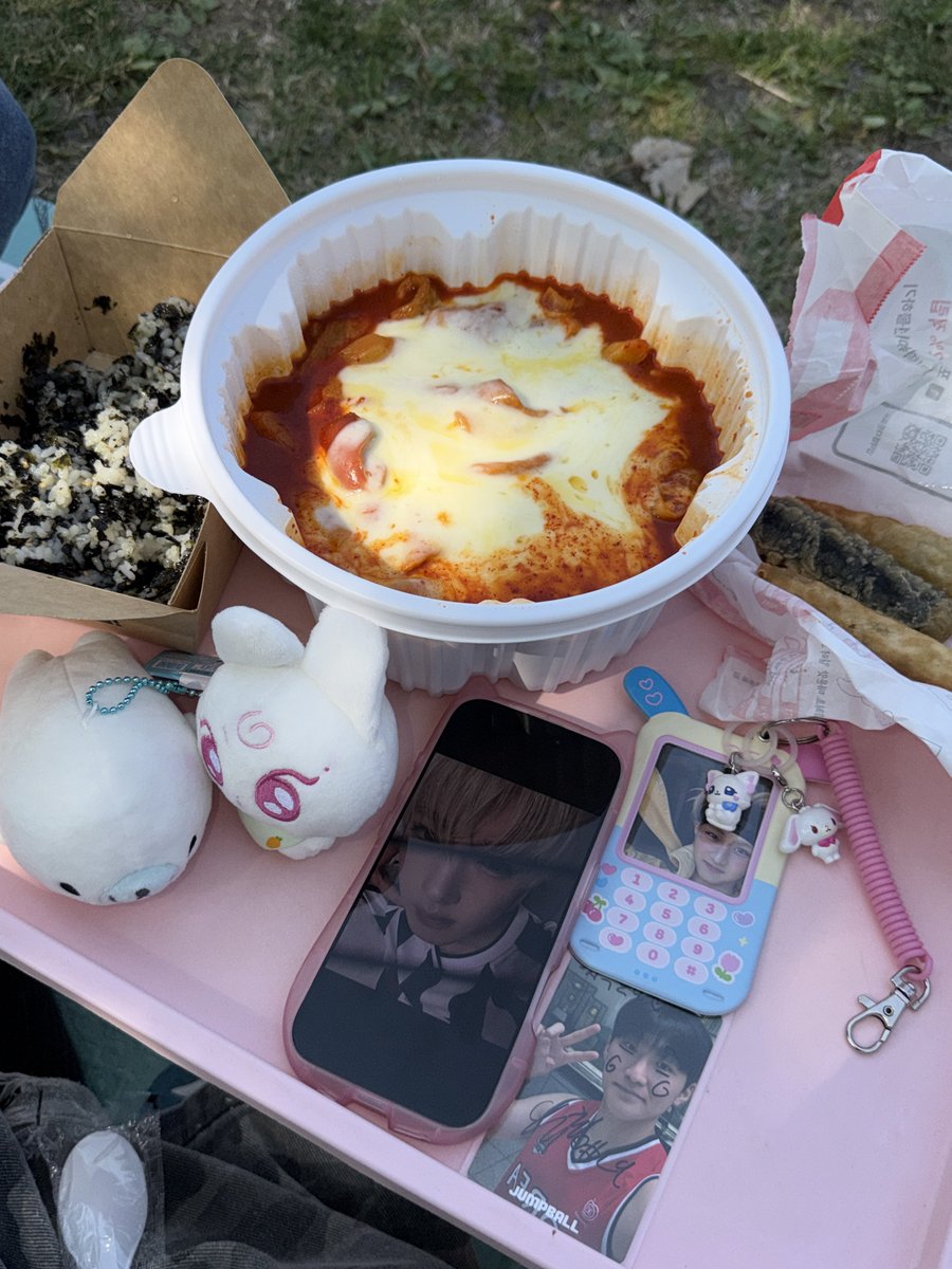 209X82475's tweet photo. 생일 기념으로 한강가서 엽떡. 두바이빙수. 
하딜가고 케이크도 받앗더염🛼👩‍❤️‍💋‍👩👩‍❤️‍💋‍👩👩‍❤️‍💋‍👩💕 https://t.co/OGDyJeFlAn