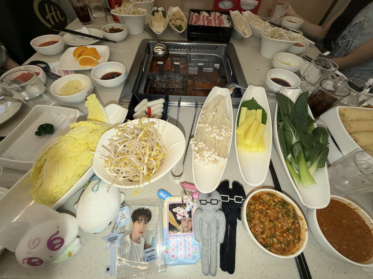 209X82475's tweet photo. 생일 기념으로 한강가서 엽떡. 두바이빙수. 
하딜가고 케이크도 받앗더염🛼👩‍❤️‍💋‍👩👩‍❤️‍💋‍👩👩‍❤️‍💋‍👩💕 https://t.co/OGDyJeFlAn