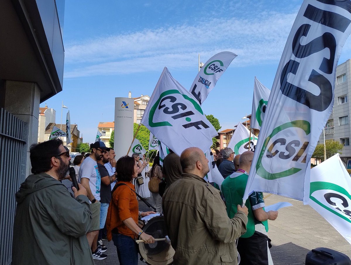 GaliciaCsif's tweet photo. 🚨 ¡La Agencia Tributaria dice BASTA! Hoy nos concentramos ante la Delegación de Pontevedra, y en todo España contra el inmovilismo de la AEAT.  
Exigimos soluciones ya: carrera profesional, teletrabajo real y reconocimiento de profesión de riesgo. ¡La plantilla está al límite! https://t.co/EqEkNICgFi