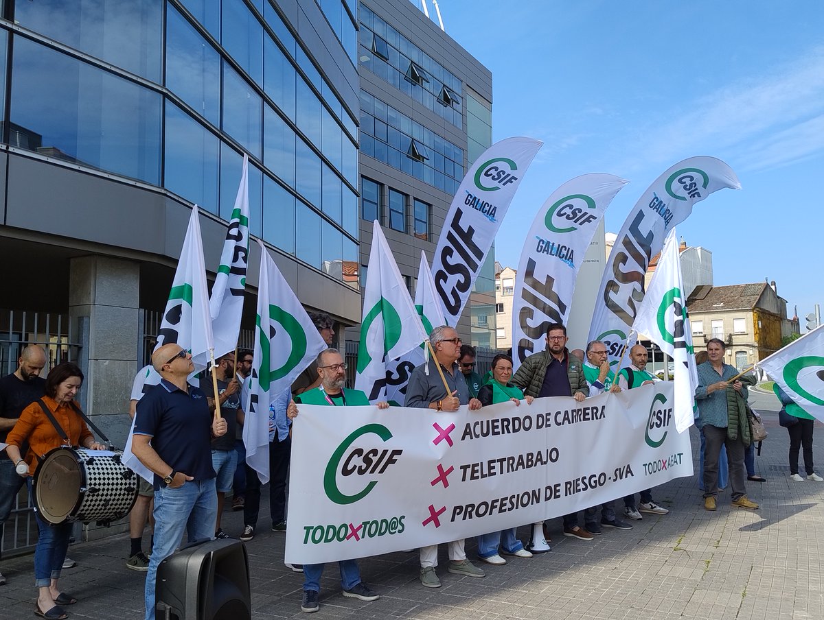 GaliciaCsif's tweet photo. 🚨 ¡La Agencia Tributaria dice BASTA! Hoy nos concentramos ante la Delegación de Pontevedra, y en todo España contra el inmovilismo de la AEAT.  
Exigimos soluciones ya: carrera profesional, teletrabajo real y reconocimiento de profesión de riesgo. ¡La plantilla está al límite! https://t.co/EqEkNICgFi