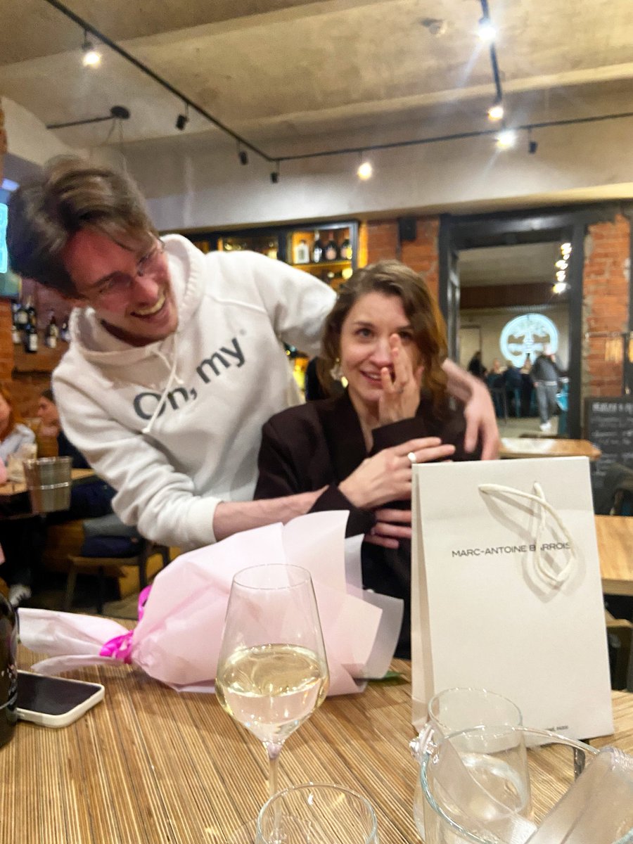 dekanzas's tweet photo. Редкая эстетика: эти двое в одном кадре второй раз за 10 лет 
(да, я расплакалась из-за подарка) https://t.co/fv5o2s8o19