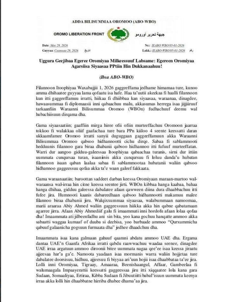 OLF_OLA's tweet photo. Egereen Oromiyaa Agarsiisa Siyaasaa PPtiin Hin Dukkanaahuu!
            (Ibsa ABO-WBO)

Filannoon Itoophiyaa Waxabajjii 1, 2026 gaggeeffama jedhame himamaa ture, kunoo amma dhihaatee guyyaa lama qofaatu isa hafe. Haata’uutii akeekaa fi haalli filannoon kun itti gaggeeffamuu irratti, hiikaa fi dhiibbaa kan siyaasaa, waraanaa, dinagdee, hawaasummaa fi diplomaasii inni qabaachuu malu, akkasumas herrega isaa jijjiiruuf tarkaanfiin Waraanni Bilisummaa Oromoo (WBOn) fudhachuuf deemu wal hubachiisuun dirqama dha.

Gama siyaasaatiin; gaaffiin mirga hiree ofii ofiin murteeffachuu Oromoon jaarraa tokkoo fi walakkaa oliif gaafachaa ture bara PPn kiiloo 4 seente keessatti daran ukkaamfamee Oromoo irratti sanyii duguggaan gaggeeffamuun akka Waraana Bilisummaa Oromoo qabsoo hidhannootti cichu dirqame. Sabaa fi sablammooti hedduunis filannoo gara biraa dhabanii qabsoo hidhannoo itti fufuuf murteeffatan. Warri dur aangoo gidduu-galeessaa Itiyophiyaa qabaachaa turanis, sirni dur ittiin uummata cunqursaa turan, isaaniinis akka cunqursuu fi loluu hubatan filannoon isaan qaban laalaa sabaa fi sablammootaa hubatanii waliin qabsoo hidhannoo gaggeessuu qofaa akka ta’e waan hubatan fakkaata.

Gama waraanaan; baroottan sadet darban keessa Oromiyaan maraan-martoo wal-waraansa wal-irraa hin citne keessa seentee jirti. WBOn kibbaa haga kaabaa, bahaa haga dhihaa, gidduu galeessa dabalatee afaan qawween diina dura dhaabbachuu itti fufee jira. Humnooti kaanis dabareedhaan qabsoo hidhannootti makamuu malee filannoo biraa dhabanii jiru. Walqixxummaa siyaasaa, walabummaan namoomaa, marii araaraa Abiy Ahmed waliin gaggeessuun hiikka akka hin qabne qabatamaan agarree jirra. Afaan Abiy Ahmediif galu fi imaammati inni hordofu afaan lolaa qofaa dha! Imaammata ati jilbeeffadhu ani nan si bita, yoo kana gochuu hanqatte ammoo akka sabaatti waggaa kumaaf of duuba si deebisa, yoo barbaade ammoo “Qurxummicha qabuuf galaanicha gogsuun furmaata dha” jedhee dhaadchuu dha.

Imaammata isaa kana galmaan gahuuf qaamni abdatu ammoo UAE dha. Ergama dantaa UAE Gaanfa Afrikaa irratti qabdu raawwachuu waadaa seenee, dinagdee UAE irraa argatuun ammoo dronii bitee uummata nagaa qee’ee isaa keessatti jiraatu ajjeesa har’a gahe. Namoota yaadaan isaa mormanis warra waliin hojjetaa ture dabalatee dorsisuu, hidhuu, ajjeesuu fi biyyaa arihuun hojii isaa dhaabbataa ta’ee jira. Lolli inni Oromiyaa, Tigray, Amahara, Benshangul, Afar, Gambella fi walumaa gala Impayerittii keessatti gaggeessaa jiru itti xiqqaatee lola kana gara Sudan, Somalia, Eritrea, Kibba Sudaan fi Jibutiitti babal’isuun uummata keenya irraa akka lolli hin dhaabbatne hirriba dhabee dhama’aa jira.

Gama dinagdeen; imaammata inni hoordofu irraan kan ka’e, barataan baratee qormaata hin darbu, inni barate eebbifamee hojii hin argatu, qaamni lafa misoomsu akka lafa isaa hin misoomsine lola keessa jiraachisaa waan jiruuf, dinagdeen biyyittii kufaa jira. Mindaa hojjettootaaf kaffalu gaafa dhabu birrii maxxansuun isaa ammoo daran akka gatiin birrii kufu tolchuun uummati sababa qaalawiinsa jireenyaaf jiraachuu dadhabee gidiraa keessa jiraachuuf dirqamee jira. Maddi dinagdee UAE irraa ittiin argamuu fi hireen hojii lammiin biyya sanaa qabu tokkichi yoo jiraate waraana ta’uu dha. Waraanni isaa ammoo akka biyya saamee jiraatu karaa banuun uummati akka gidiraa guddaa keessa jiraatu tolchee jira.

Gama hawaasummaan; hawaasni keenyi wabii jireenyaa dhabee, nagayaan manaa bahee nagayaan manatti deebihuu hanqachaa jira. Lola inni uummata irratti banee fi walitti bu’iinsa uummattoota gidduutti dhalcheen uummatni miliyoonaan lakkaahamu qee’ee isaa irraa buqqaafamee gargaarsa harka namaa ilaalaa jira. Uummatni sadarkaa biyya abbaa hin qabne, biyya mootummaa hin qabne keessa akka jiruutti himata. Mootummaan haqaa fi nagaa sabaa eegsisuu dadhabee hojii isaa sirnaan hojjechaa hin jiru. Haala kanaan uummati sirna kana irraa amantaa dhabee jira.

Gama diplomaasiin; rakkoolee gama siyaasaa, waraanaa fi dinagdee Abiy Ahmed biyya keessatti isa mudate kana diplomaatiin ykn biyyi hin beekne hin jiru. Ammoo humnoota isa dorgomuu dandahan hunda dhabamsiisee qobaa isaa mul’achuuf hawwuus itti milkaahaa hin jiru. Hariiroon inni biyyoota ollaa waliin qabu hundi hammaatee; namni saba isaaf hin taane nuuf homaa hin godhu; nama kijibuun suusii itti ta’e dha jedhamee beekama.

Filannoon kun kan Egeree Oromiyaa dukkaneessu waan ta’eef, namni sirna dadhabaa fi balaafamaa akkasii tolchetu, mormitoota isaa hunda kaan dhiibee, kaan laamshessee, kaan dhabamsiisee qobaa isaa filannoo irratti of dhiheessee; yaa sabaa, yaa biyyaa; uummatni heeraan na filate jira, naaf hubadhaa jedhee labsachuuf qophii xumuratee jiru kana callisanii ilaaluun hin dandahamu. Kana callisanii ilaaluun Egeree Oromiyaa dukkaneessuu akkasumas uummata keenya irratti loloota waggoota shanan dhufaniif itti labsame fudhatanii haayyamuu dha.

Kanaaf, ABO-WBOn filannoo kijibaa kana callisee ilaaluun Egeree Oromiyaa dukkaneessuu waan ta’eef, akka uummatni keenyis itti fufiinsaan waggoota shanan dhufaniif lola keessa akka jiraatu itti dhiisuu waan ta’eef filannoo kanaaf beekamtii dhorkuun tarkaanfii uggura geejibaa labsee jira! Tarkaafiin qindaawaa kunis zooniilee bobbaa WBO Oromiyaa saddettan jiran keessatti kan gaggeeffamuu ta’uu mirkaneessa! Tarkaafiin kun guyyaa har’aa, Caamsaa 29, 2026 irraa eegalee fudhatama. Tarkaafiin kun torbee tokkoof kan itti fufu yoo ta’u, Oromiyaa mara keessatti sochiin geejibaa ugguramaa dha! 

Konkoolaataan kamuu magaalaa tokko irraa gara magaalaa biraatti sosso’uun hin haayyamamu! Konkoolaataan sosso’uu dandahu yoo jiraate Ambulaansii dhukkubsataa baatu kan ragaa ogeessa fayyaa qabu qofaa ta’a! Qaamni uggura kana cabsee argame balaa irra gahuuf gaafatamni kan mataa isaati. Namooti qee’ee keessan irraa baatanii karaa irra jirtan torbee tokkoof bakka jirtan akka turtan gorsina.
Namoota biyya ambaa, hojjettoota gargaarsa namoomaa, diplomaatotaa Oromiyaa keessa jiratn; guyyaa har’aa irraa eegalee sochii Oromiyaatti gootan hunda akka torbee tokkoof sagantaa keessan dheereffattan; warri sochii irra jirtanis haga uggurri kun ka’utti bakkuma jirtanitti akka sochii irraa of qusattan dhaamaa, haala jiru irratti ammoo ibsa ABO-WBOn itti fufiinsaan kennu akka hordoftan hubachiisna.

Injifannoo Ummata Oromoof!
Ajajaa Ol’aanaa ABO-WBO