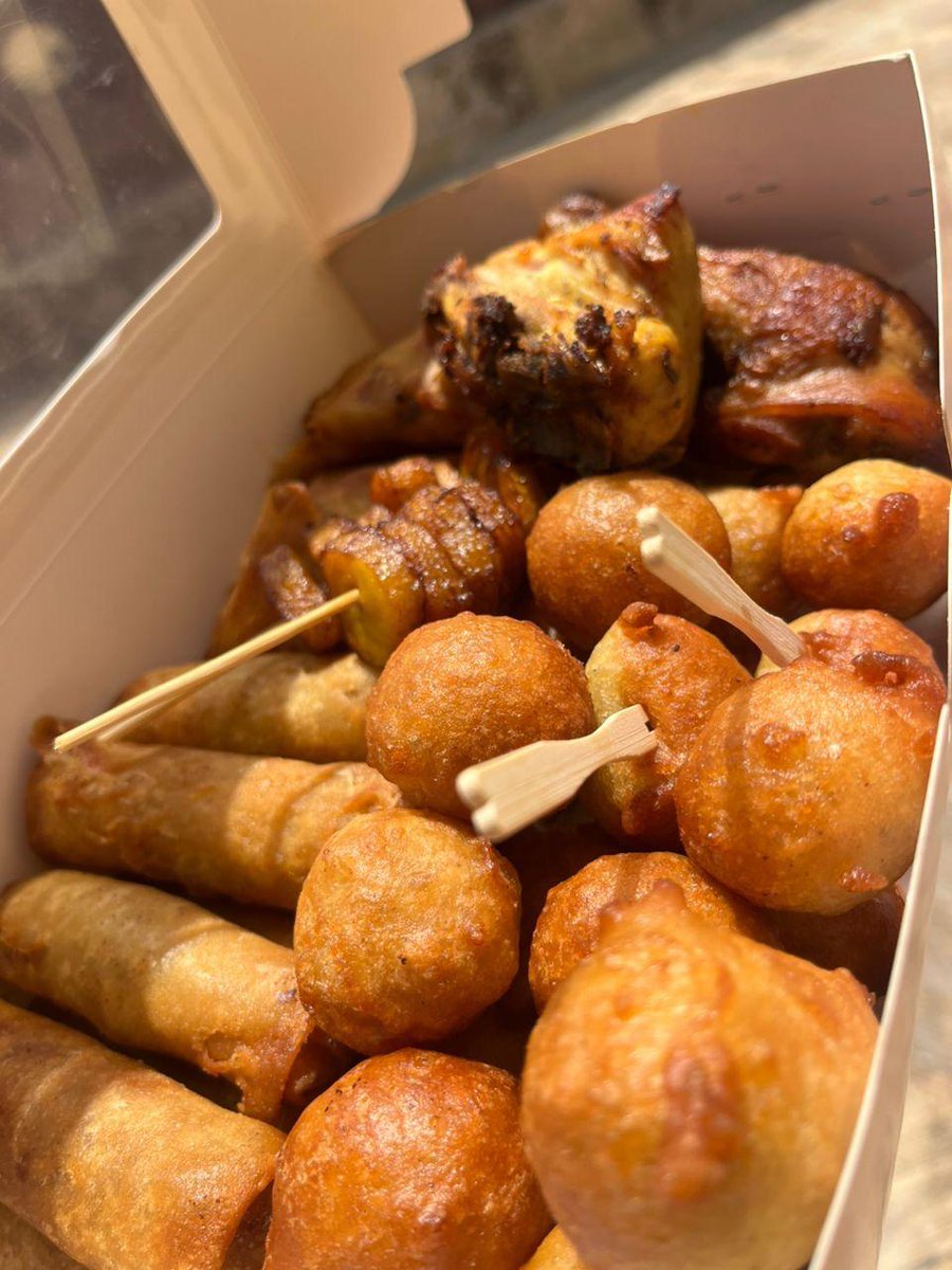 LOC_cakes's tweet photo. See chops nowwwww 😌😃

E fine 
E rich 
E come sweet 😋

Don't sleep! When you need chops in this Ibadan, think LOC CAKES! 

Please RT 🙏 

I have something sweet for June 😌 

@AanuoluwapoAd17 @Jomilojju @Hon_Jesugbemi @_DammyB_ @UnclebeeOla https://t.co/kQvrjhx23z