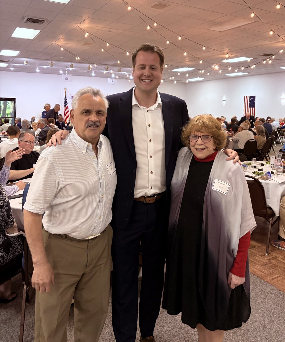 DerekMerrin's tweet photo. A lot of American Patriots at the Visions for Ohio Banquet that love our nation! 

Follow the Constitution, Balance the Budget, Defend our Freedoms, Secure Elections, and American Citizens First! 🇺🇸 

Sponsored by the Oregon Conservative Club &amp; Toledo Tea Party https://t.co/mVX4iivJAv