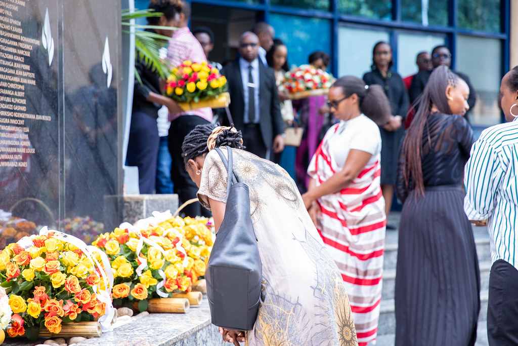 RwandaFinance's tweet photo. Uyu munsi, twibutse abahoze ari abakozi ba Minisiteri y’Imari n’Igenamigambi n’ibigo byari biyishamikiyeho bazize Jenoside yakorewe Abatutsi mu 1994. Muri uyu muhango, hongeye gushimangirwa akamaro ko gukomeza kurwanya ingengabitekerezo ya Jenoside no kubaka ubumwe n’iterambere by’u Rwanda. 🕯️🇷🇼
