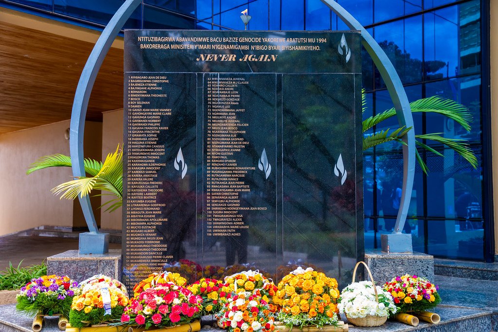 RwandaFinance's tweet photo. Uyu munsi, twibutse abahoze ari abakozi ba Minisiteri y’Imari n’Igenamigambi n’ibigo byari biyishamikiyeho bazize Jenoside yakorewe Abatutsi mu 1994. Muri uyu muhango, hongeye gushimangirwa akamaro ko gukomeza kurwanya ingengabitekerezo ya Jenoside no kubaka ubumwe n’iterambere by’u Rwanda. 🕯️🇷🇼