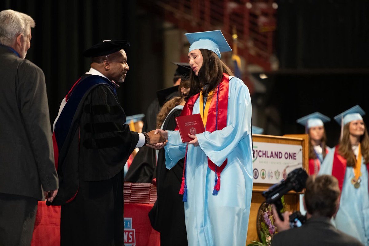 RichlandOne's tweet photo. 🎉 Congratulations to A.C. Flora High School’s amazing Class of 2026! Your dedication and resilience have brought you to this incredible milestone. Wishing you a future full of new opportunities, meaningful paths and ongoing achievements. 🎓🌟

#RisingTogether https://t.co/PJLGhiKdsB