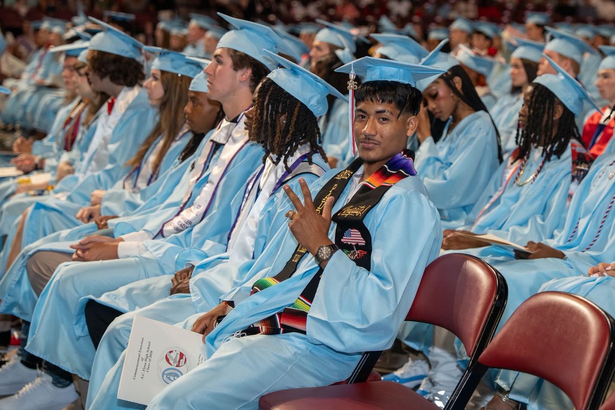 RichlandOne's tweet photo. 🎉 Congratulations to A.C. Flora High School’s amazing Class of 2026! Your dedication and resilience have brought you to this incredible milestone. Wishing you a future full of new opportunities, meaningful paths and ongoing achievements. 🎓🌟

#RisingTogether https://t.co/PJLGhiKdsB
