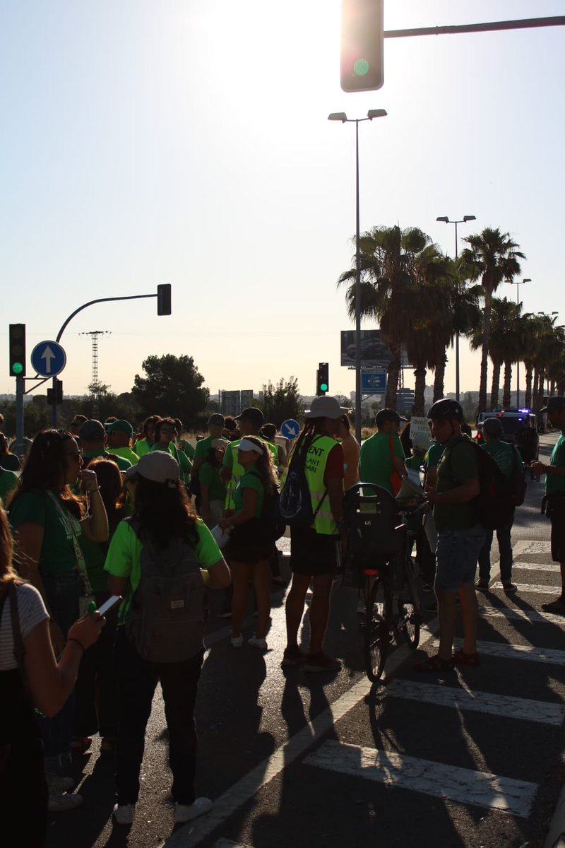 AT_IESLaslomas's tweet photo. Mentre l'escola pública s'ofegava i vivíem la major crisi històrica de la vivenda, @BarcalaSierra i el seu equip de govern feien negoci amb diners públics amb les VPO.

✊🏼💚🫶🏼

15é dia de vaga indefinida

#EstemFentHistòria https://t.co/PfgOj0UYIC