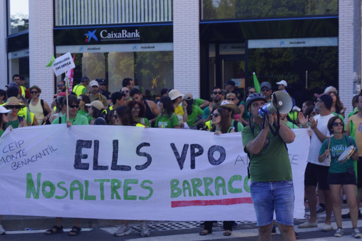 AT_IESLaslomas's tweet photo. Mentre l'escola pública s'ofegava i vivíem la major crisi històrica de la vivenda, @BarcalaSierra i el seu equip de govern feien negoci amb diners públics amb les VPO.

✊🏼💚🫶🏼

15é dia de vaga indefinida

#EstemFentHistòria https://t.co/PfgOj0UYIC