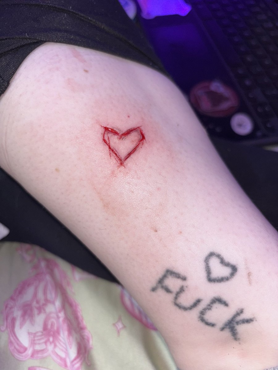 necrokitty420's tweet photo. 1st time cutting irl w sum1 (w my irl bsf) last night + ft seshy w oomfie + sum lines:3 @lesbianintow @Nadiaslaaays
fake blood fake cuts #slitwt #cutspo #beanspo #styrospo #styrotwt #shedtwt #shtwt #fakebody #seshy #drugtwt #bpdtwt #multiswipe #sledtwt
#shedbuildertwt https://t.co/6WQpeETEyd