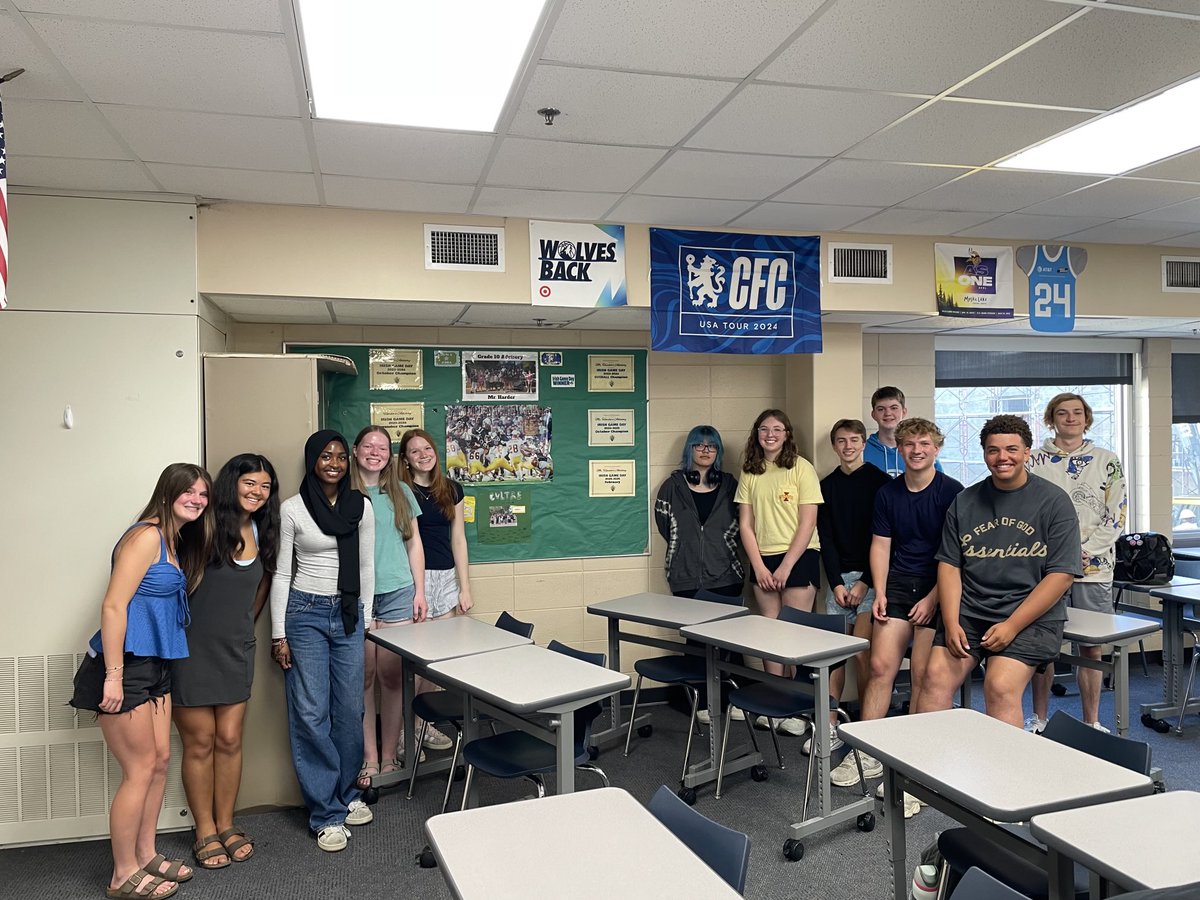 RosemountCC's tweet photo. Irish ☘️ Room 204 Advisory - considered by many to be the top performing group for Irish ☘️ Game Day in the Class of 2026. https://t.co/B70o1VmAj2