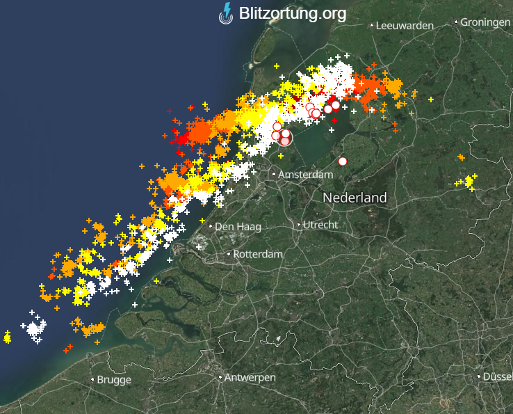 yellow_flame's tweet photo. Het onweert in een strook voor de kust op de Noordzee. Vanaf ongeveer Zandvoort trekt de zone naar het noordoosten richting Leeuwarden. 
via https://t.co/gBqKONUQdM 
webcam Zandvoort: https://t.co/ujnq0Pm0uj https://t.co/2rraMcvFFg