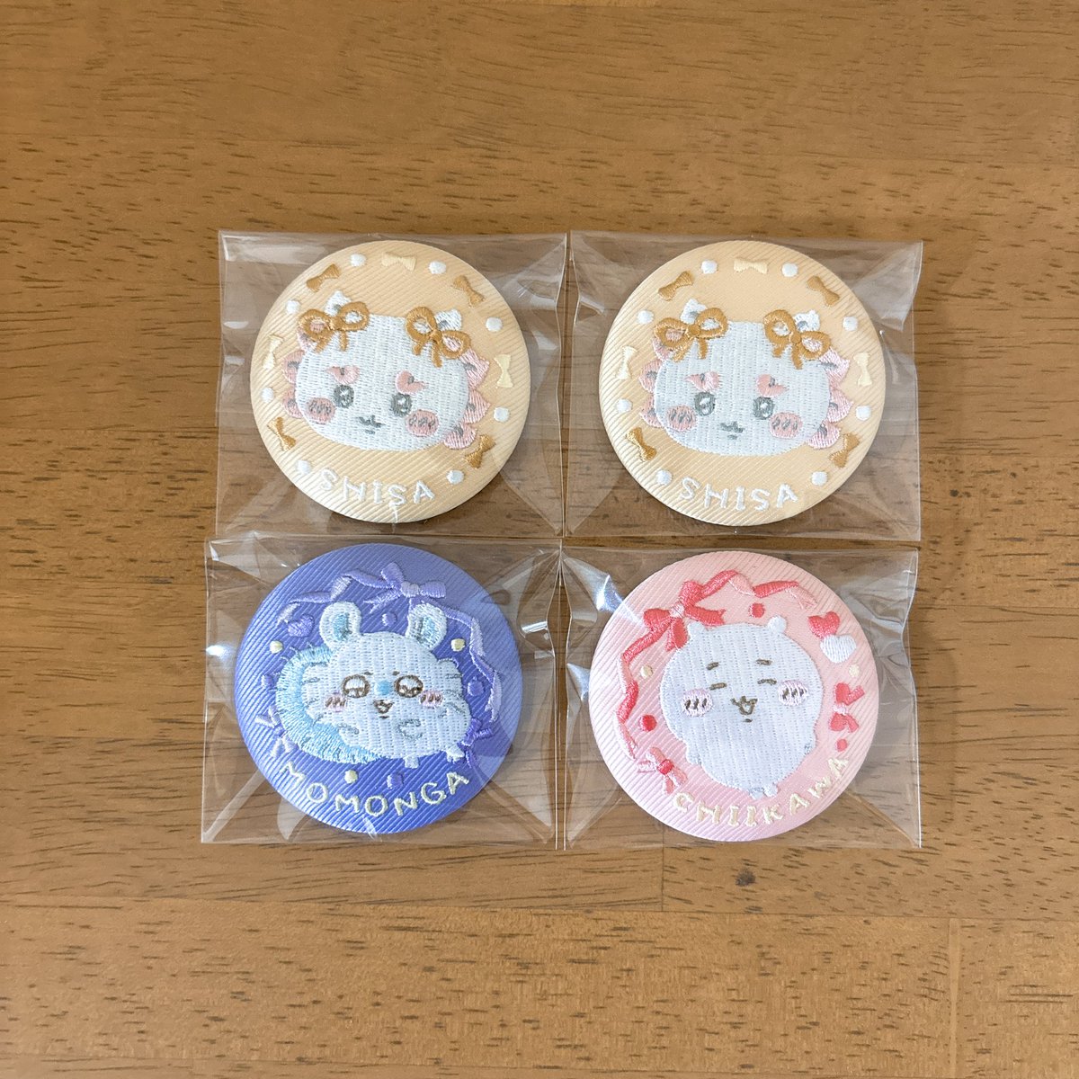 bare_37077's tweet photo. 【交換】ちいかわ 
刺繍缶バッジビスケット２

求→くりまんじゅう

譲→ 
シーサー 2️⃣
ちいかわ（全身） 1⃣
モモンガ（全身） 1⃣

郵送希望です📮

お気軽にお声掛け下さい😌 https://t.co/VcY52OmSkj